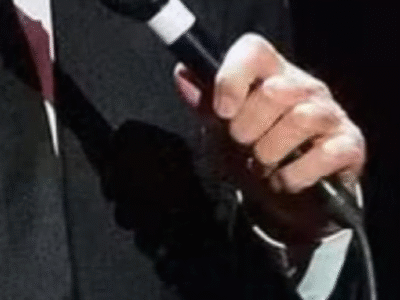 Cantor mundialmente famoso e admirado é acusado de assédio sexual e tráfico humano por ex-funcionárias; VEJA FOTO