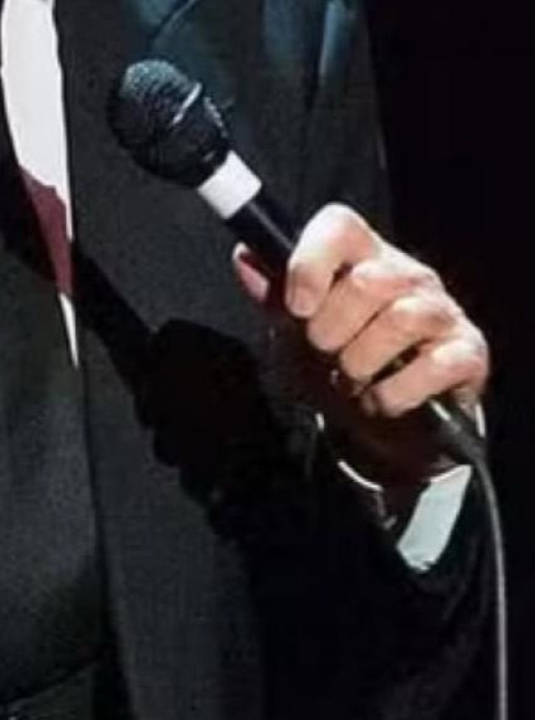 Cantor mundialmente famoso e admirado é acusado de assédio sexual e tráfico humano por ex-funcionárias; VEJA FOTO