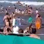 IMPRESSIONANTE: Onda gigante ‘engole’ ao menos 30 banhistas; VEJA VÍDEO