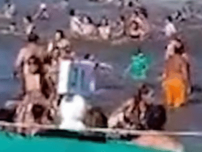 IMPRESSIONANTE: Onda gigante ‘engole’ ao menos 30 banhistas; VEJA VÍDEO