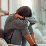 Mulheres têm carga genética mais alta para depressão, conclui pesquisa da Austrália. Metanálise com mais de 195 mil casos identifica variantes exclusivas em mulheres e aponta caminhos para os tratamentos específicos