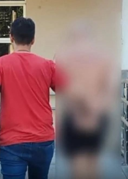 Professor é preso após trocar notas altas por fotos íntimas de alunos