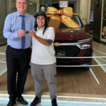 Marília Shopping encerra campanha Natal com sorteio de um Chevrolet Tracker 0 km. A vencedora, fa mariliense Camila Correia, de 30 anos, recebeu as chaves do gerente geral, Marcos Mori. Confira!