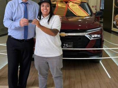 Marília Shopping encerra campanha Natal com sorteio de um Chevrolet Tracker 0 km. A vencedora, fa mariliense Camila Correia, de 30 anos, recebeu as chaves do gerente geral, Marcos Mori. Confira!
