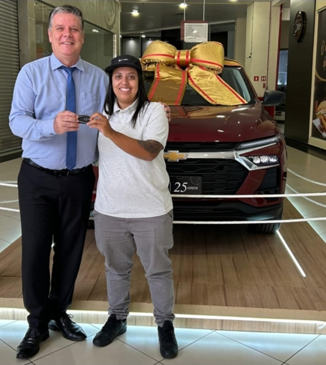 Marília Shopping encerra campanha Natal com sorteio de um Chevrolet Tracker 0 km. A vencedora, fa mariliense Camila Correia, de 30 anos, recebeu as chaves do gerente geral, Marcos Mori. Confira!