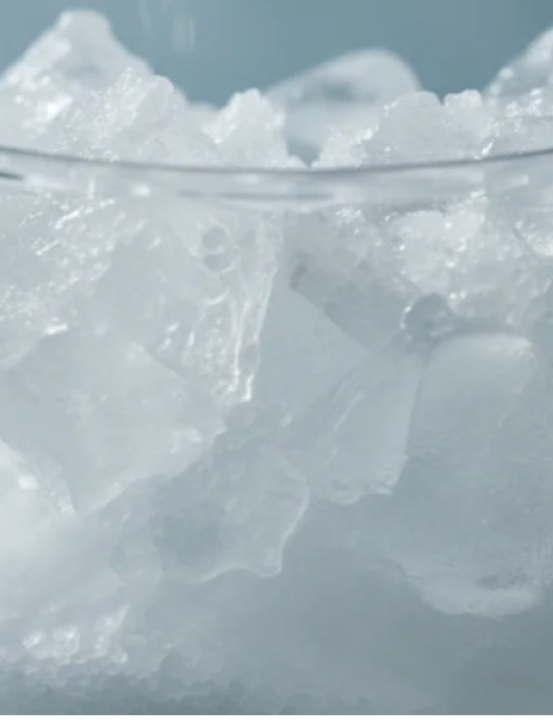 Poucos sabem para que serve misturar gelo com sal no dia a dia