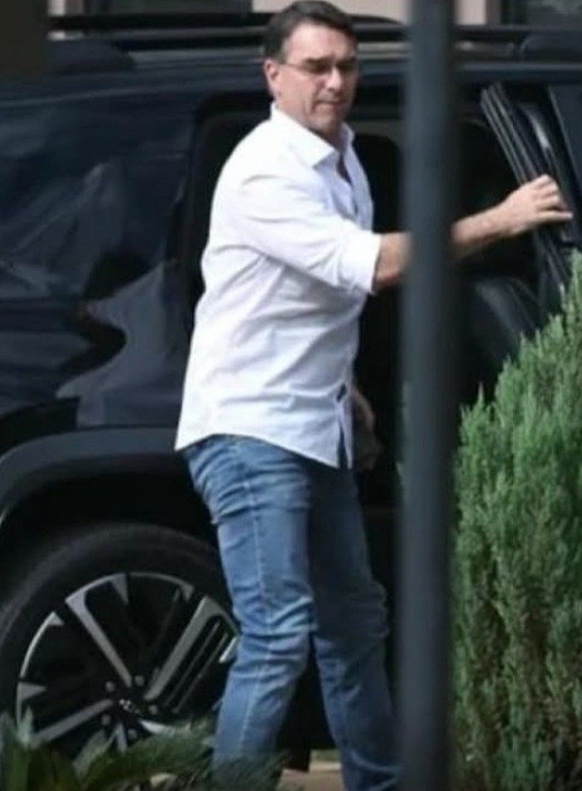 Flávio: Bolsonaro teve crise de soluço e barulho de ar é ‘tortura’