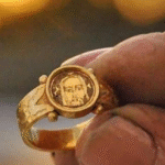 O anel de ouro com Jesus que uma mulher comum perdeu na Suécia há 600 anos