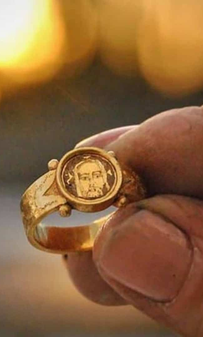 O anel de ouro com Jesus que uma mulher comum perdeu na Suécia há 600 anos