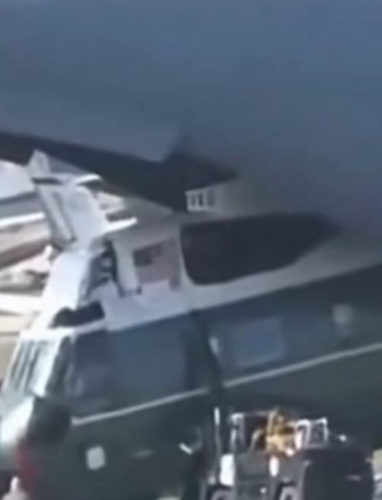 VIAGENS DE TRUMP: VEJA COMO É RETIRADO O HELICÓPTERO PRESIDENCIAL DA AERONAVE C-17