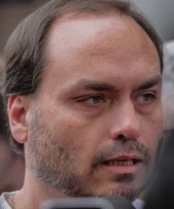 Carlos encontrou Bolsonaro com ‘hematoma no rosto e os pés sangrando’