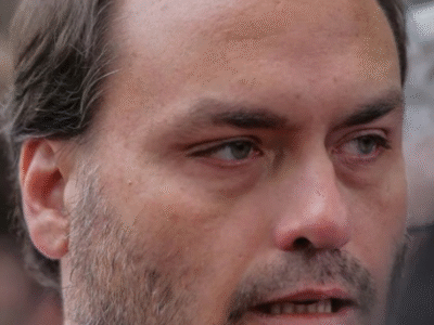 Carlos encontrou Bolsonaro com ‘hematoma no rosto e os pés sangrando’