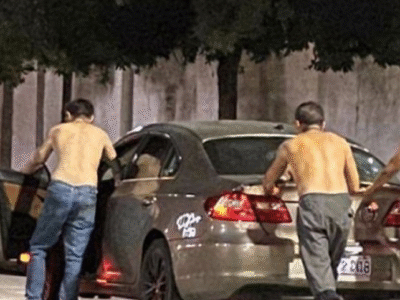 Três amigos evitam dirigir bêbados, empurram carro e acabam multados por bloquear a estrada.