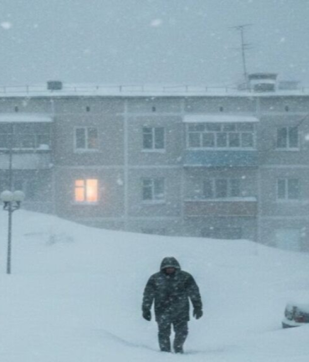 Nevasca extrema na Rússia encobre prédios inteiros, provoca mortes e causa destruição