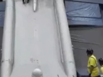 Emprego inusitado: Empresa paga R$ 150 por hora para escorregar de avião