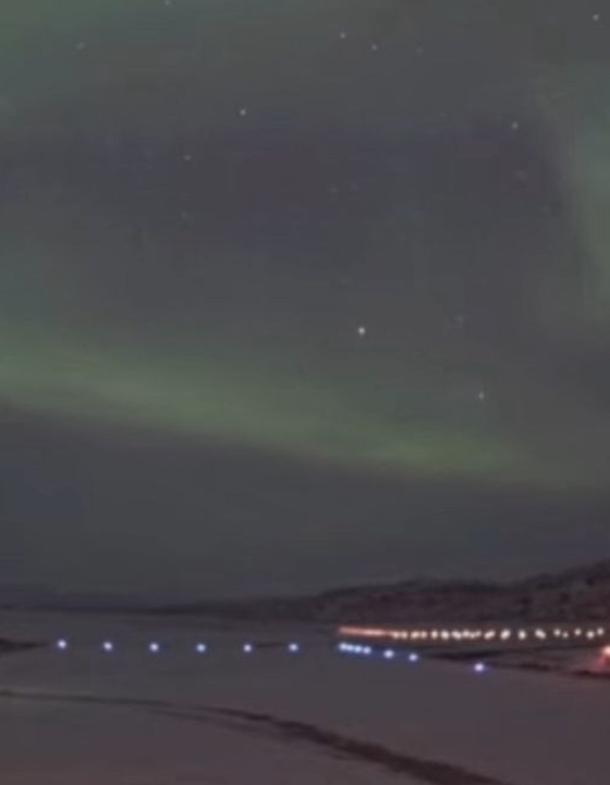 Câmera em aeroporto captura deslumbrante espetáculo da aurora boreal