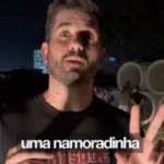 Homem casado é flagrado ‘dando uma namoradinha’ com mulher em situação de rua