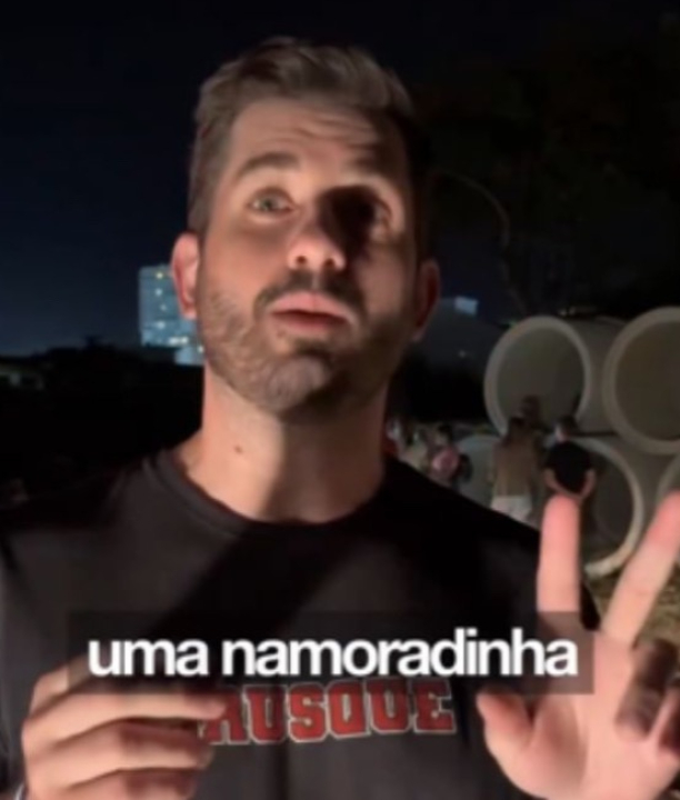 Homem casado é flagrado ‘dando uma namoradinha’ com mulher em situação de rua