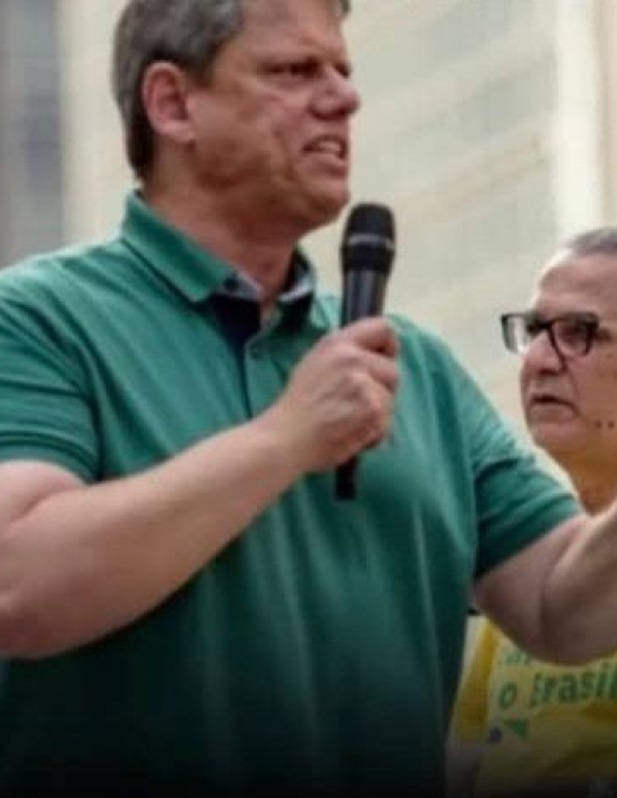 Tarcísio tenta evitar ‘beijo da morte’ ao cancelar visita a Bolsonaro