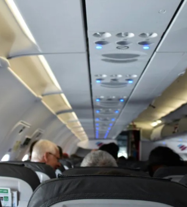 Família expulsa de voo da Air France: saiba o que é downgrade e como o passageiro deve proceder