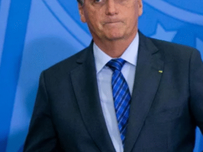 Anderson Torres ajuda Bolsonaro a usar remédios na Papudinha, dizem aliados