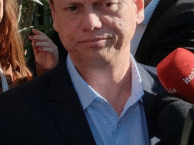 Tarcísio expõe incômodo com Flávio e irrita aliados de Bolsonaro ao cancelar visita na Papudinha