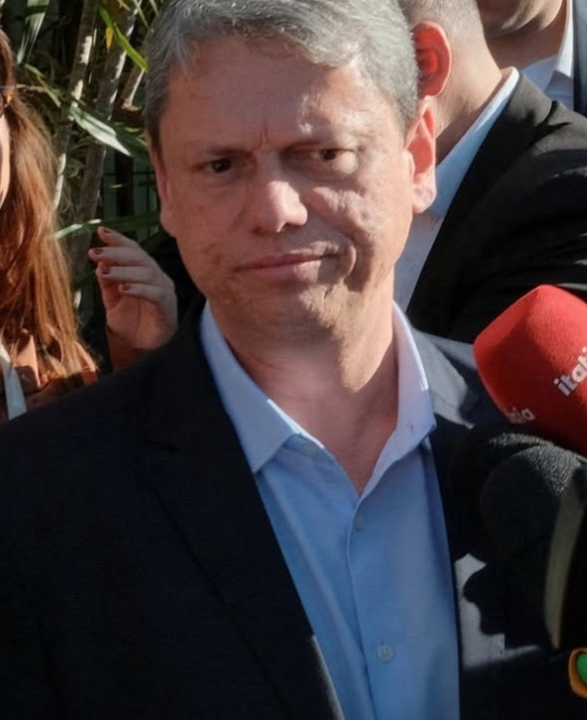 Tarcísio expõe incômodo com Flávio e irrita aliados de Bolsonaro ao cancelar visita na Papudinha