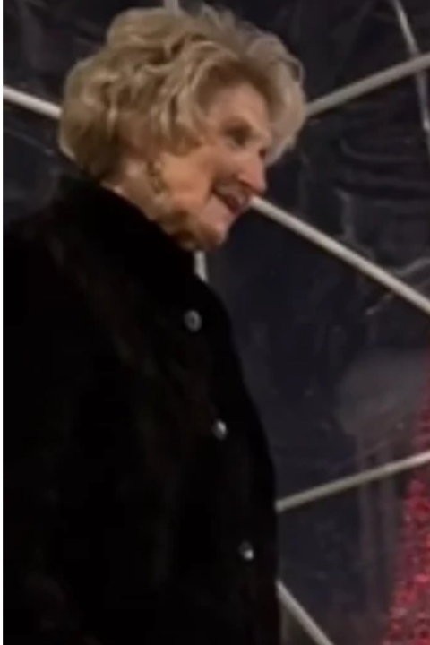 Vizinhos há 40 anos, idosos reencontram o amor e ficam noivos