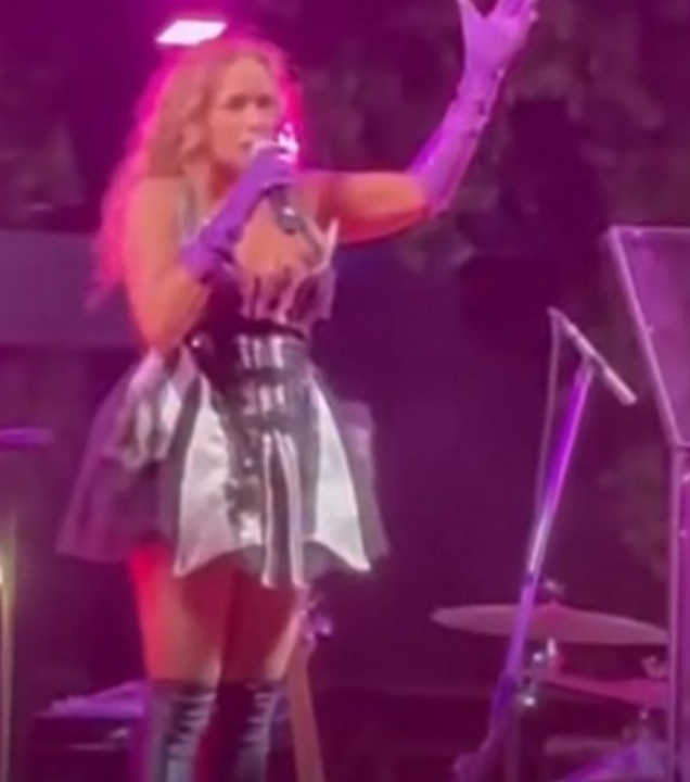 No palco, daniela mercury e anitta cantam ‘terreiro’: ‘é macumba’