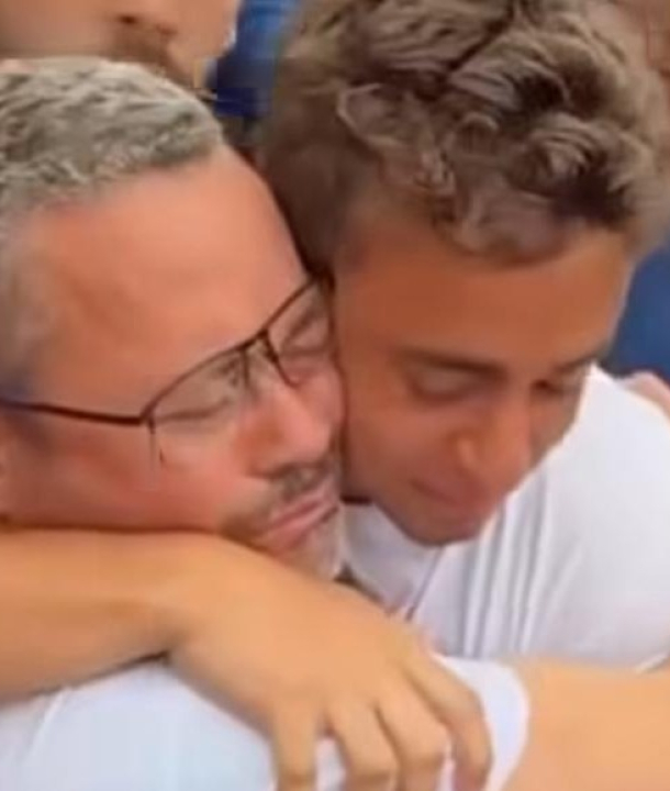 EMOCIONANTE: Nikolas se emociona ao encontrar os pais na caminhada por justiça; ASSISTA VÍDEO