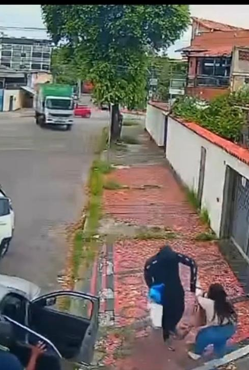 Vídeo mostra momento em que mulher e homem são sequestrados por engano no Rio de Janeiro; ASSISTA
