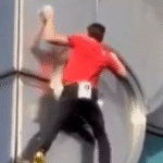 Sem proteção, homem escala prédio de 508 metros de altura em taiwan