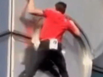 Sem proteção, homem escala prédio de 508 metros de altura em taiwan