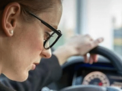 Uso de celular ao volante terá punição mais rigorosa a partir de 2026; VEJA