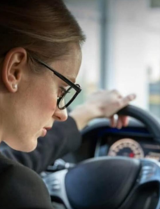 Uso de celular ao volante terá punição mais rigorosa a partir de 2026; VEJA