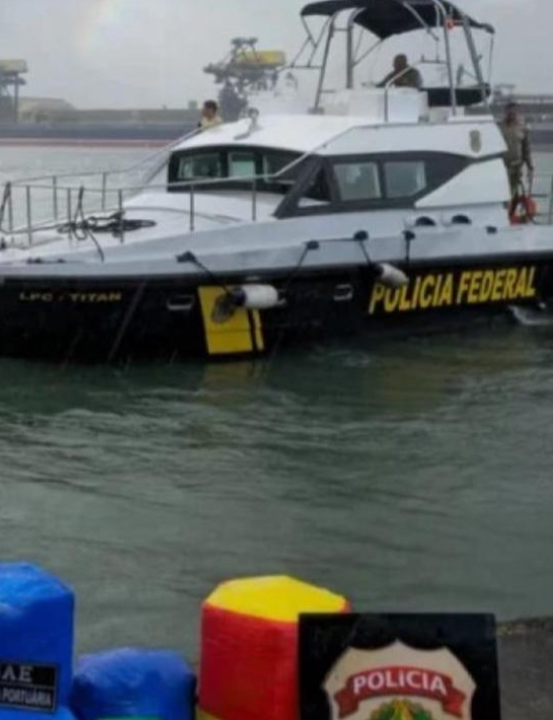 Mergulhadores da PF acham cocaína do PCC em casco de navio em Santos