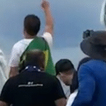 De joelhos, Nikolas Ferreira ora com a população pelo Brasil