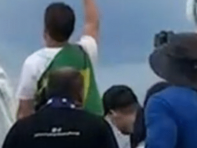 De joelhos, Nikolas Ferreira ora com a população pelo Brasil