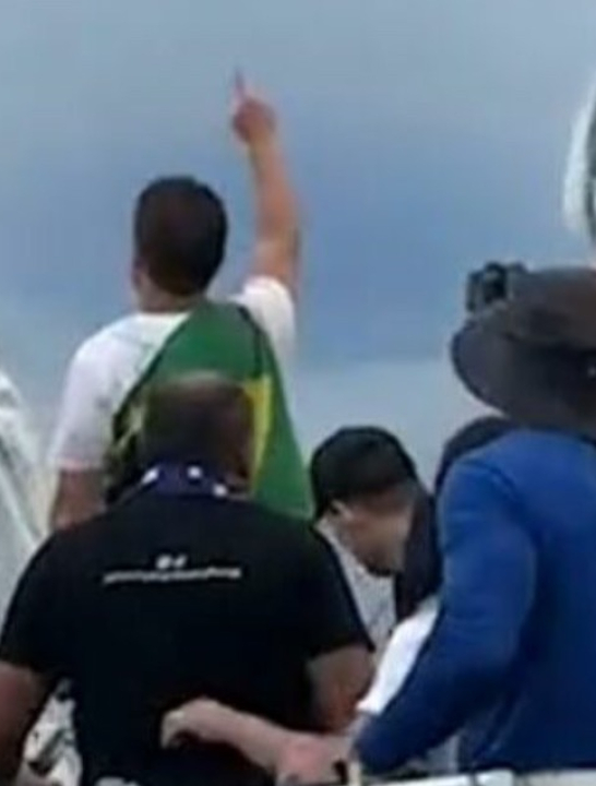 De joelhos, Nikolas Ferreira ora com a população pelo Brasil