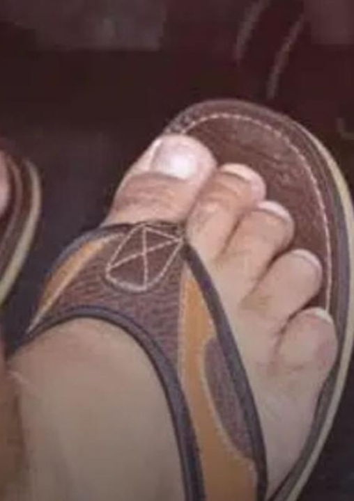 Dirigir com calçado inadequado ou braço para fora pode gerar multa no verão