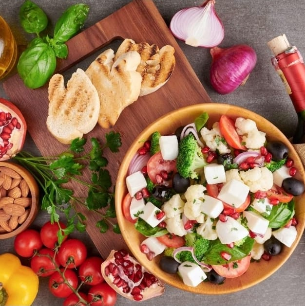 Dieta mediterrânea reduz risco de miopia em 41% em adolescentes, mostra pesquisa inédita. Entenda sobre isso e muito mais com especialista