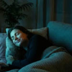 O que significa dormir com a televisão ligada, segundo a psicologia e a ciência do sono