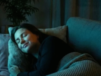 O que significa dormir com a televisão ligada, segundo a psicologia e a ciência do sono