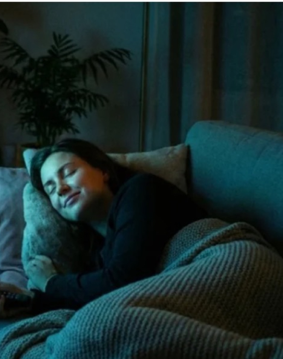 O que significa dormir com a televisão ligada, segundo a psicologia e a ciência do sono