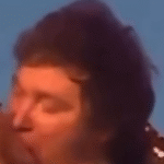 Milei recebe beijo na boca durante evento público.