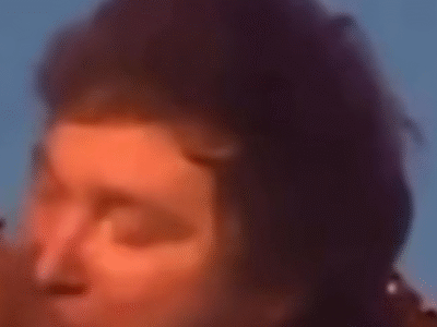 Milei recebe beijo na boca durante evento público.