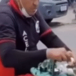 Homem ‘abastece’ moto com cartela de ovos e cena intriga internautas