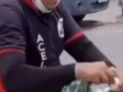 Homem ‘abastece’ moto com cartela de ovos e cena intriga internautas