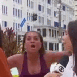 Mulher surge em transmissão ao vivo e grita ‘Globo lixo’