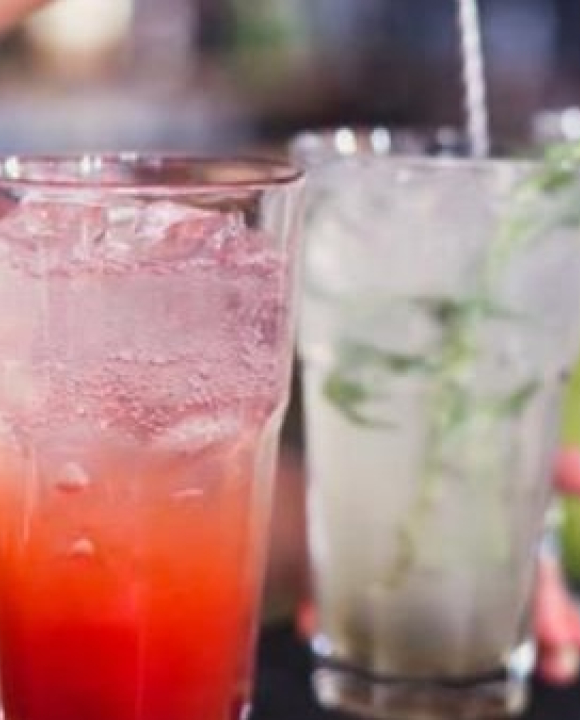 Perigo no copo: bebida popular perfura estômago e quase mata homem